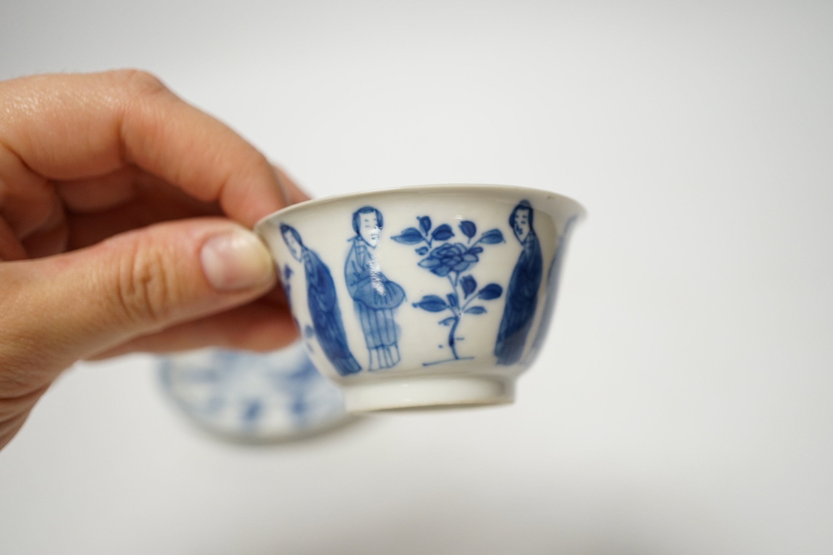 A Chinese Kangxi blue and white tea bowl and saucer, 10cm diameter